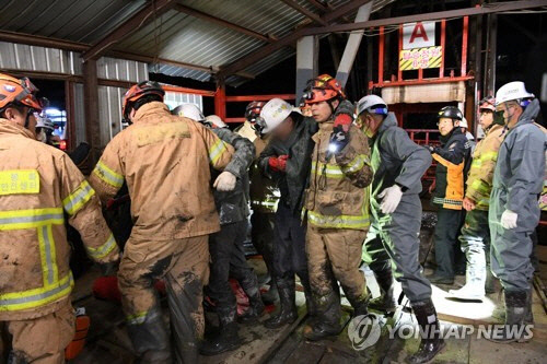 경북 봉화군 아연 채굴 광산 매몰사고 열흘째인 4일 오후 11시쯤 구조 당국은 고립됐던 작업자 2명이 생환했다고 밝혔다. 사진은 이날 생환한 고립자들이 밖으로 나오는 모습. [소방청 제공, 봉화=연합뉴스]